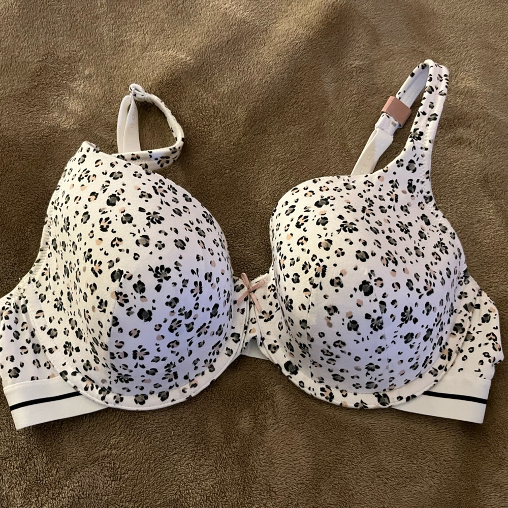 LANE BRYANT SIZE 38 D T-Shjrt Bra. Still has tag in strap. Never worn.
